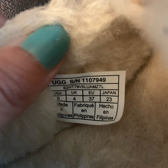 Women’s UGG slippers - Picture 3 of 3